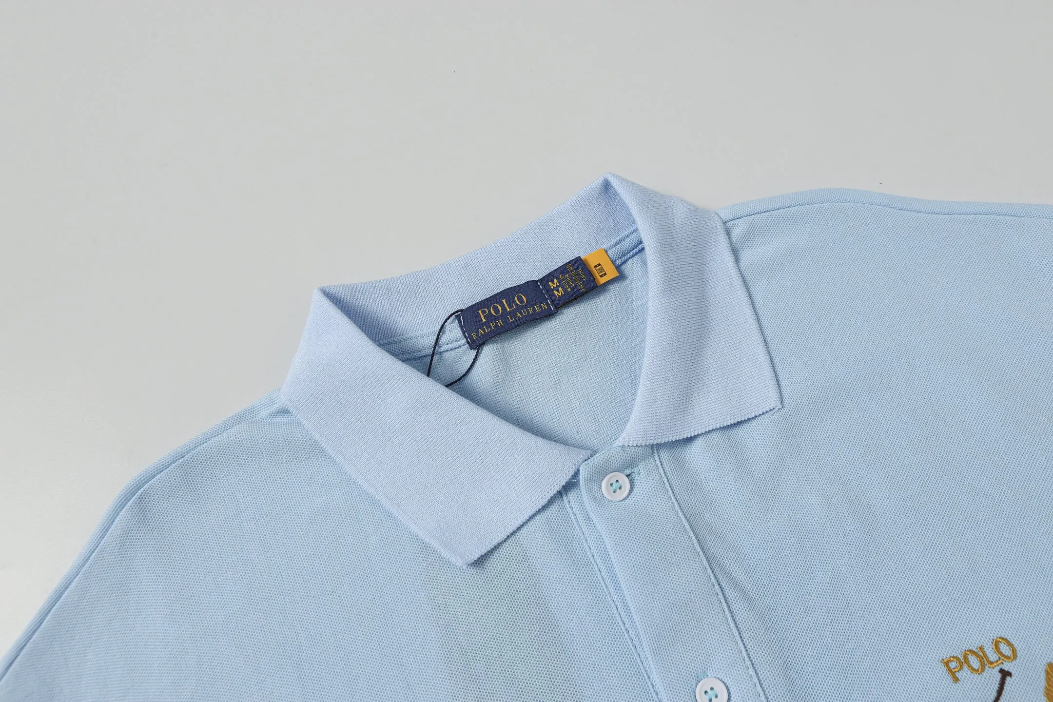 P156 Style number: A015 [Ralph Lauren classic letter logo embroidered Polo shirt] ✅250 grams of fine cotton pique fabric, custom-woven and dyed threads ✅Original stickers Scan the QR code to enter the official website ✅Large version, loose and stylish, can wear up to 210 pounds Color: black, white, navy, blue, sky blue, dark gray, floral gray Size: S-XL